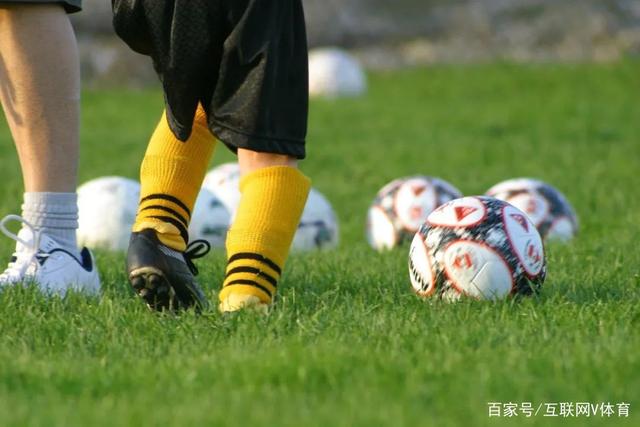 一柱擎天胡金秋！16投轰30+5总决赛最佳一战 带膝伤鏖战太不易